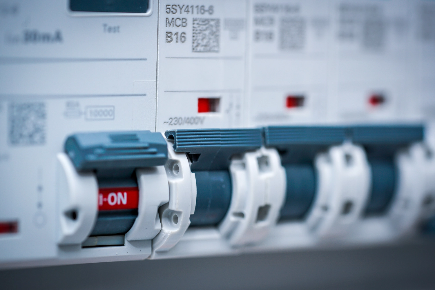 PfG - Planungsbüro für Gebäudetechnik - Elektrische Sicherungen in einer Unterverteilung