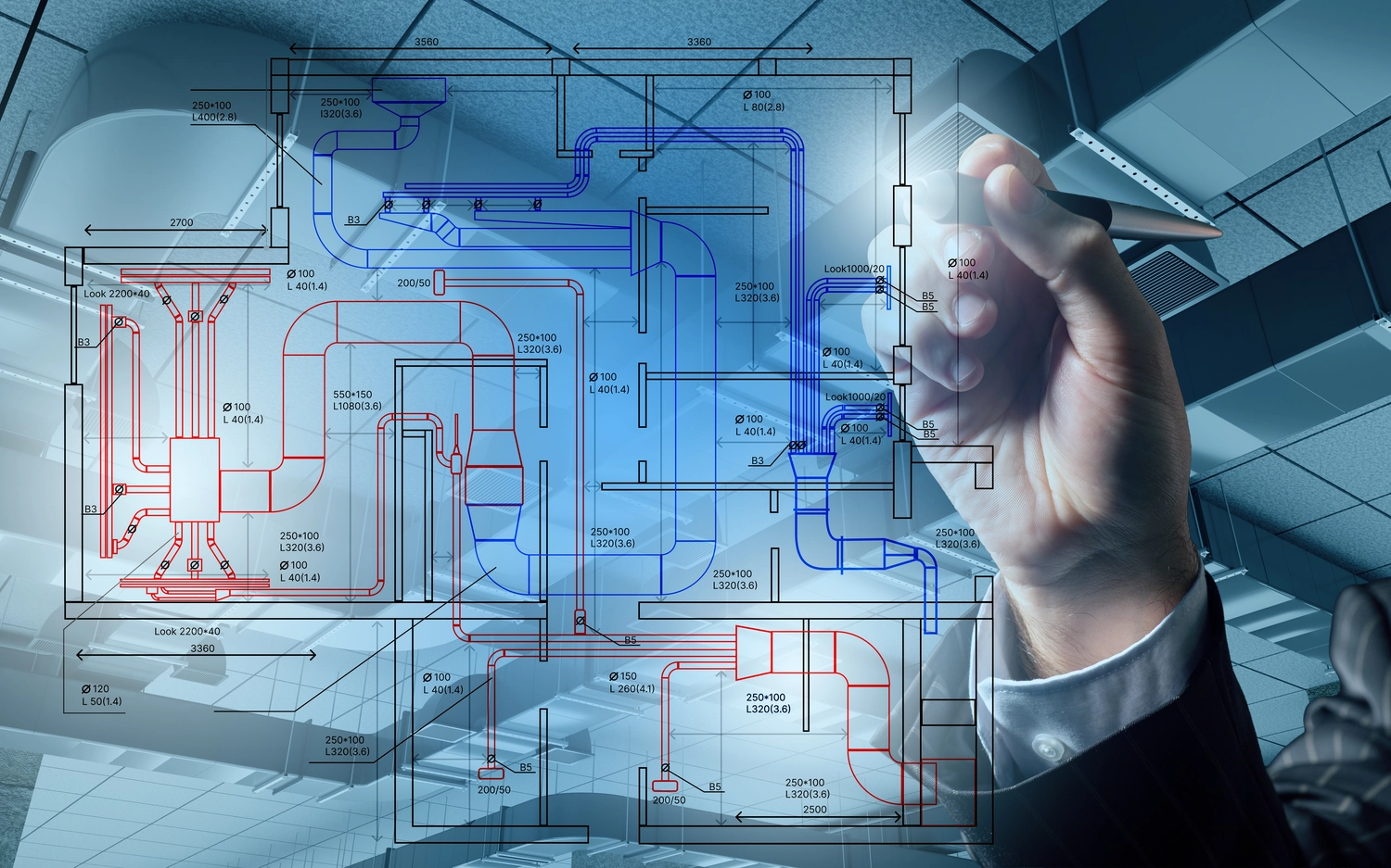 Ein Ingenieur zeichnet einen Bauplan für die Heizungs-, Lüftungs- und Klimaanlage über eine moderne Decke mit Lüftungskanälen und plant die Luftverteilung für die Gebäudeinfrastruktur.